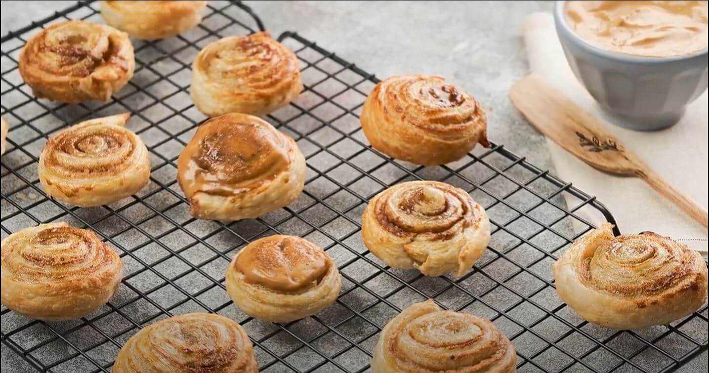 Imagen Rollos de canela y café